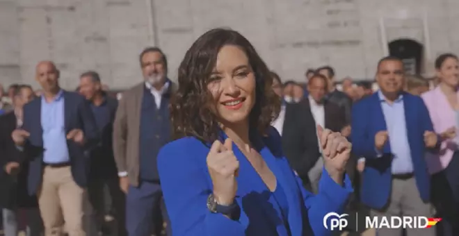 Cachondeo en Twitter con un vídeo en el que Ayuso presenta a los candidatos del PP en Madrid en una plaza de toros chasqueando los dedos