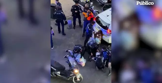 Así reduce la Policía de Madrid a un hombre de 75 años