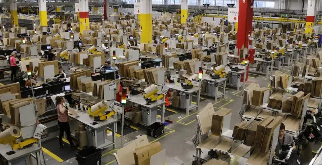 Exceso de horas de trabajo o falta de reconocimiento de accidentes laborales: la plantilla de Amazon en Sevilla, en huelga