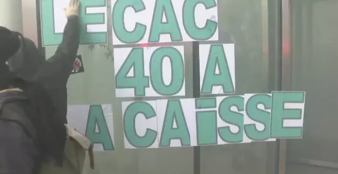 Manifestantes en contra de la reforma de la edad de la jubilación toman el edificio de la Bolsa en París