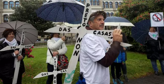 Miles de personas rodean la sede de la Xunta para pedir que no se aprueben 77 proyectos eólicos