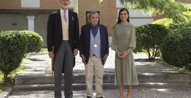 El poeta Rafael Cadenas recoge el Premio Cervantes con un llamamiento a la democracia