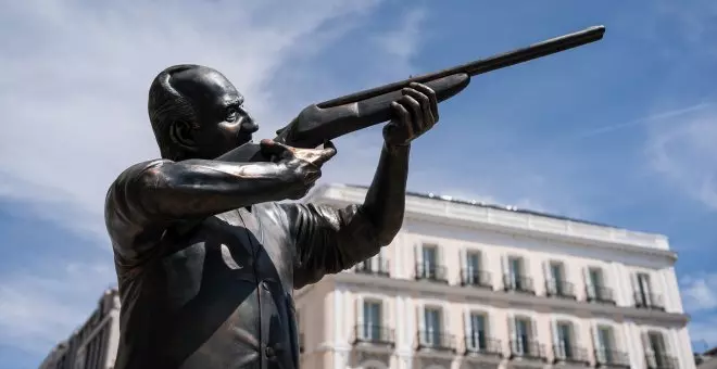 Una escultura del rey emérito con un rifle de caza irrumpe en la Puerta del Sol
