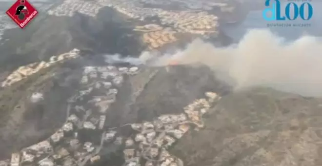 Un incendio declarado esta tarde en Cala Llebeig, en Alicante, obliga a desalojar varias viviendas