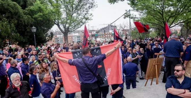 Cerca de 200 falangistas homenajean a Primo de Rivera con un responso en su nueva tumba