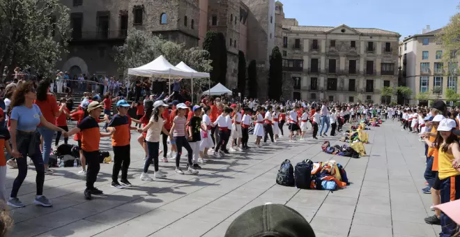 Uns 400 escolars ballen una sardana multitudinària davant la catedral de Barcelona a ritme de 'Coti x Coti'