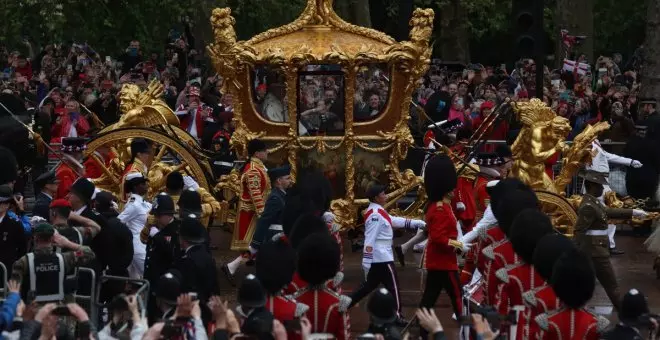 Protestas antimonárquicas, calles llenas de espectadores y lluvia: así ha sido la coronación de Carlos III