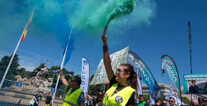 Miles de policías, guardias civiles y funcionarios de prisiones se manifiestan en Madrid por la equiparación salarial