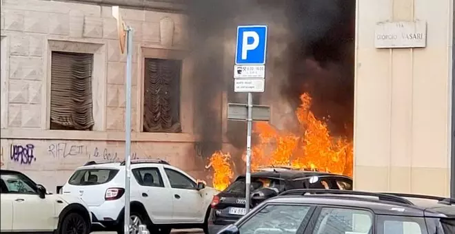 La explosión de un vehículo deja en llamas varios coches en el centro de Milán