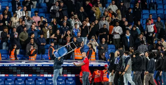 Un grupo de ultras del Espanyol invade el terreno de juego tras la derrota de su equipo frente al FC Barcelona