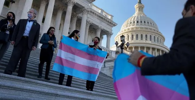 Nebraska aprueba una ley para penalizar el aborto y los cuidados a menores trans