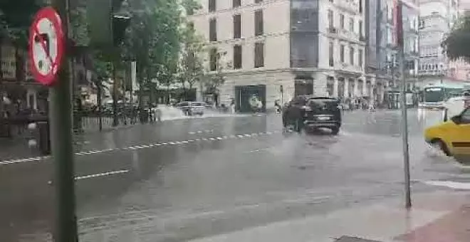 La lluvia provoca grandes bolsas de agua en el centro de Santander