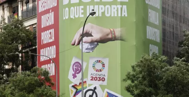 Los colectivos LGTBI+ denuncian la "lona del odio" desplegada por Vox en Madrid