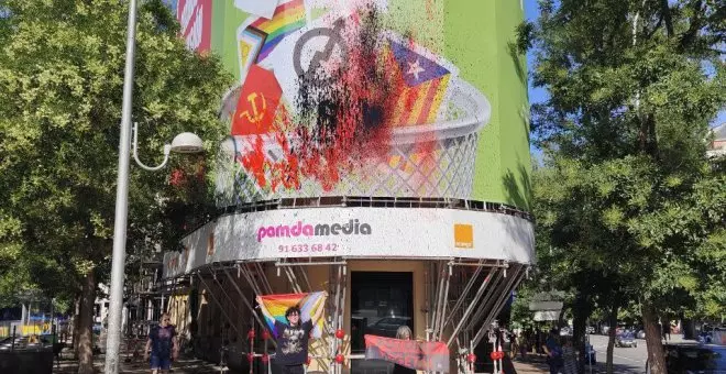 Activistas climáticos sabotean la polémica lona de Vox en Madrid