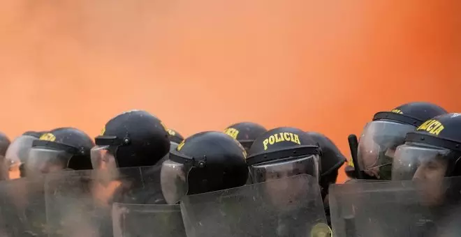 Decenas de manifestantes bloquean el puente internacional entre Perú y Bolivia en las protestas contra Boluarte