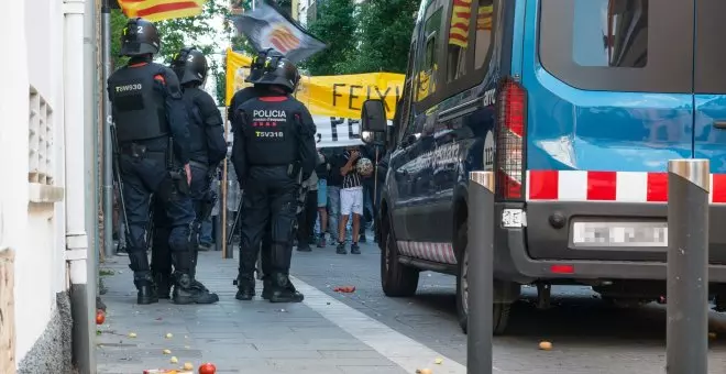 Absuelto un acusado de tirar piedras a los Mossos en protesta por la sentencia del procés