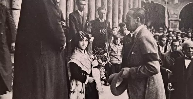 Otras miradas - La "linda niña" que entrega un ramo a Alfonso XIII es Inés Palou