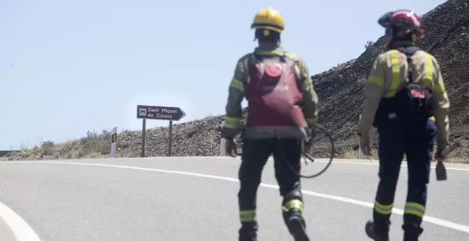 Los Bomberos siguen remojando el área del incendio de Portbou, estabilizado desde el sábado