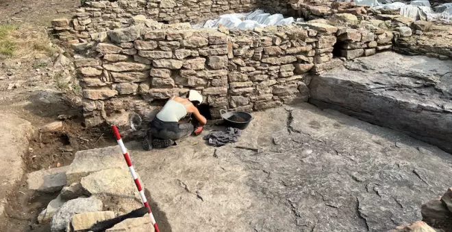 Surten a la llum peces singulars de ceràmica i restes d'una banqueta d'argila al jaciment de l'Esquerda