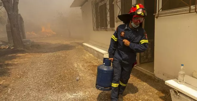 El megaincendio de Grecia avanza incontrolable 12 días después