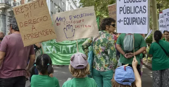 El profesorado madrileño organiza una cacerolada contra la gestión de Ayuso y pide la dimisión del consejero