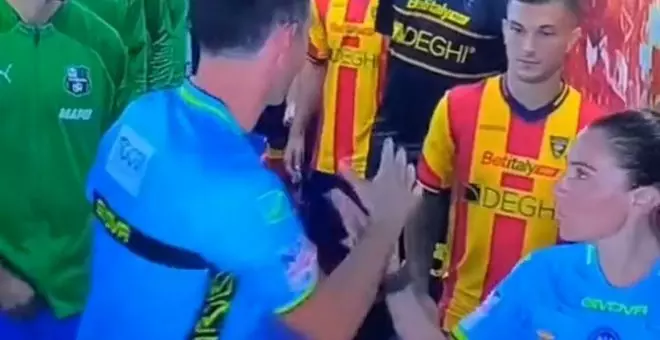 Un árbitro italiano podría ser sancionado por retirar el saludo a una compañera