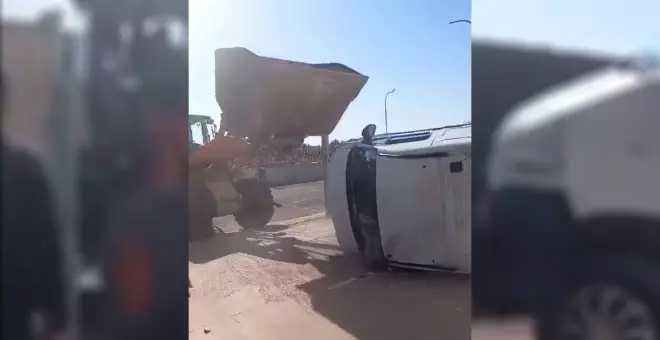 Obreros vuelcan con una excavadora la furgoneta de unos ladrones en Guadalajara al sorprenderles intentando robar en su nave