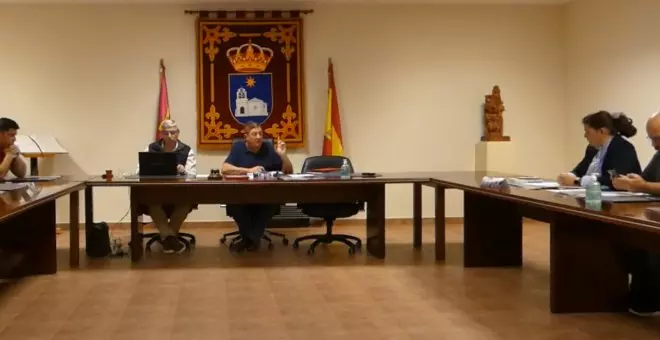El alcalde de un pueblo de Cuenca le dice a una concejala que "pregunte a su marido" para entender un debate del pleno