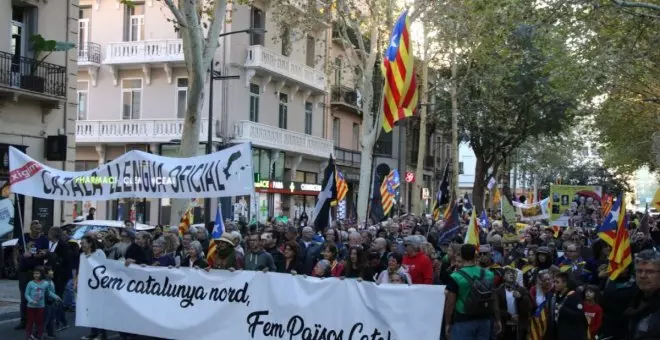 Més d'un miler de persones es manifesten a Perpinyà i reclamen l'ús del català als plens