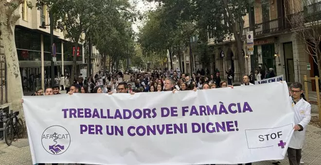 200 farmacèutics es mobilitzen a Barcelona per exigir l'equiparació del conveni català amb l'estatal