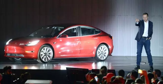 Tesla deberá revisar dos millones de coches por fallos en la conducción autónoma