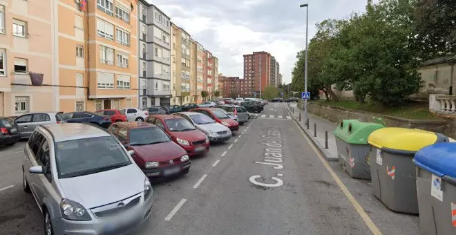 Reprende a unos policías por multar coches mal aparcados en Santander, golpea a uno con la puerta del suyo y huye