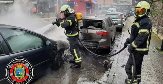El incendio de un coche en General Dávila afecta a otro aparcado al lado