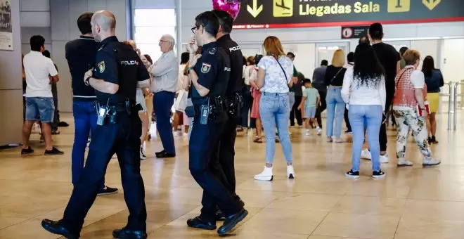 Tres juzgados exigen a Marlaska que acabe con el hacimiento de refugiados retenidos en el Aeropuerto de Barajas