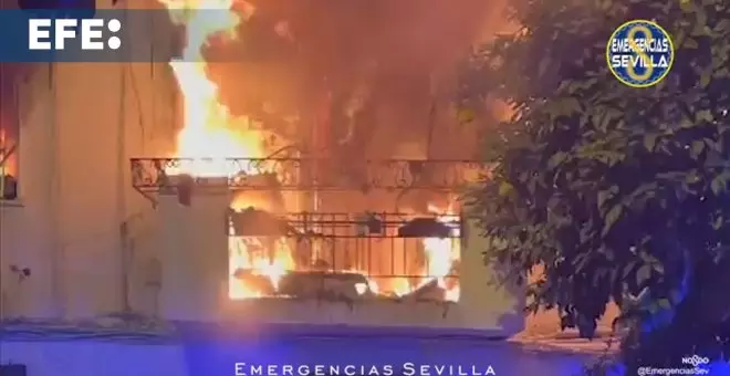 Una veintena de atendidos, 6 evacuados al hospital, por un incendio en Sevilla