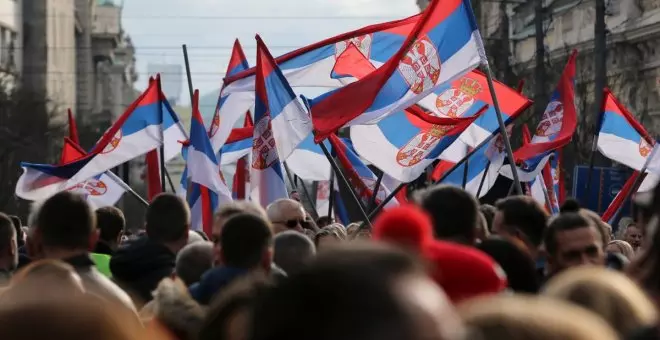 Decenas de miles de serbios protestan en Belgrado contra el supuesto fraude electoral