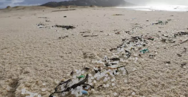 La Xunta activa un plan anticontaminación por los pellets de plástico que llenan las playas de Galicia