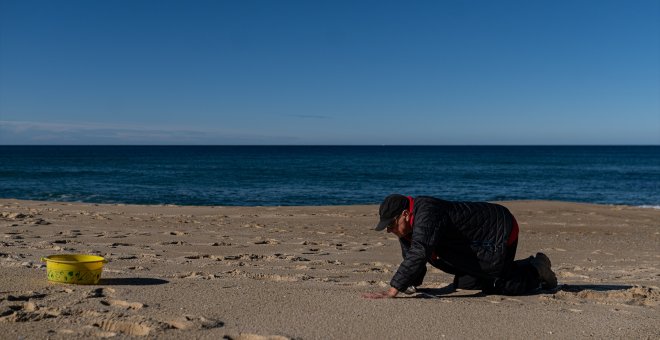 Nunca Máis pellets: Galicia rememora a pie de playa 21 años después la respuesta social a la errática gestión del 'Prestige'