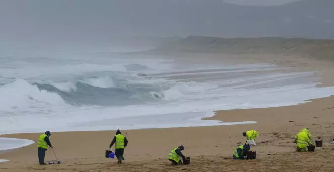 Equipos del Gobierno ya limpian pellets en Asturias mientras Galicia sigue sin pedir ayuda