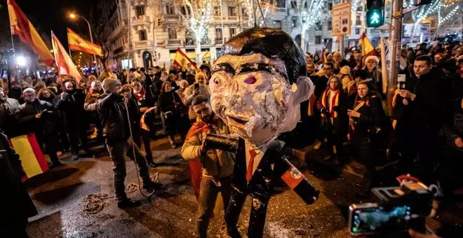 La Fiscalía abre una investigación por las protestas en Ferraz donde se colgó un muñeco de Pedro Sánchez