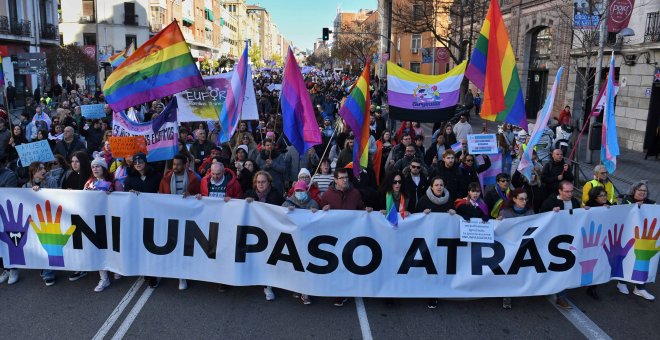 Andalucía ignora a los menores trans y dice en una guía para padres que "los niños tienen pene y las niñas tienen vulva"​