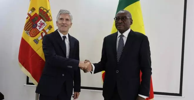 España impone el visado de tránsito a los senegaleses para evitar que pidan asilo durante sus escalas en Barajas