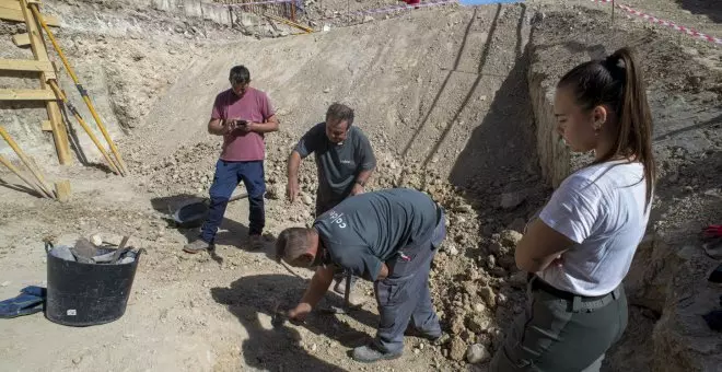 Hallan los restos de una docena de represaliados del franquismo en una fosa del cementerio de Jaén