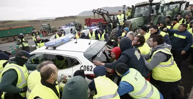 Agricultores navarros zarandean dos coches de la Guardia Civil que les cortaban el paso hacia Pamplona