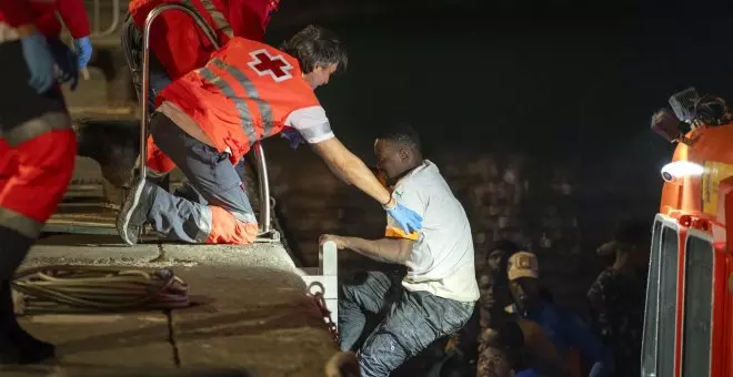 Varios cayucos con 400 personas a bordo llegan a las costas canarias