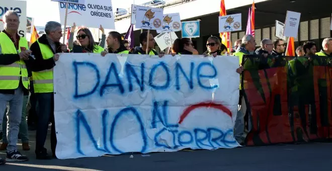Els treballadors de Danone de Parets es manifesten contra el tancament a Barcelona