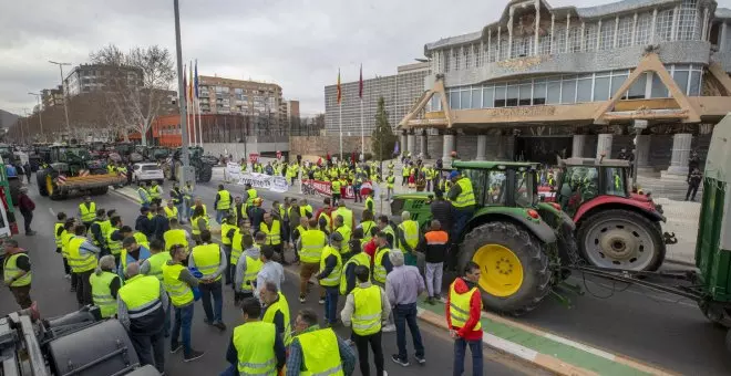 Agricultores bloquean la Asamblea de Murcia y zarandean el coche de López Miras