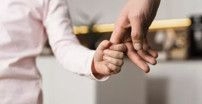 Cada vez más hombres piden el permiso de paternidad, pero sin dejar de ejercer un rol secundario