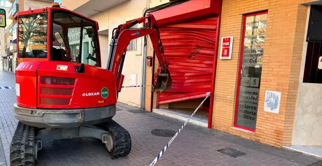 Atacan la sede del PSOE de Almendralejo con una retroexcavadora