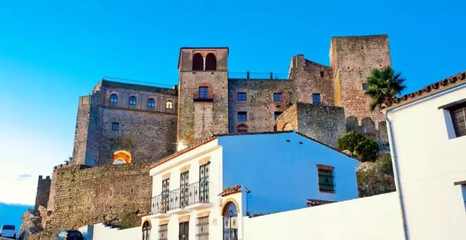 Este pueblo español está metido dentro de un castillo